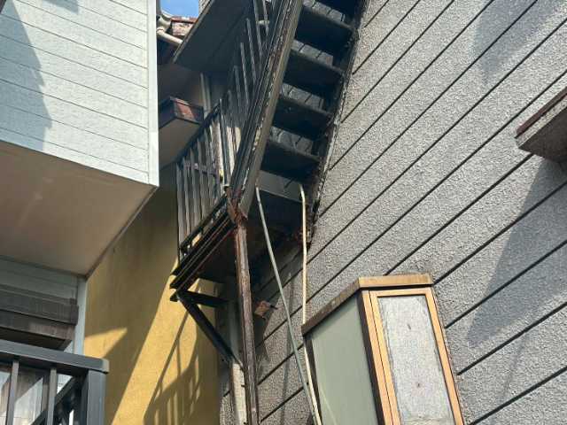 塗膜が傷んだ手すり